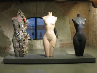 201711LL venice biennale damien hirst sculpture woman breasts coral